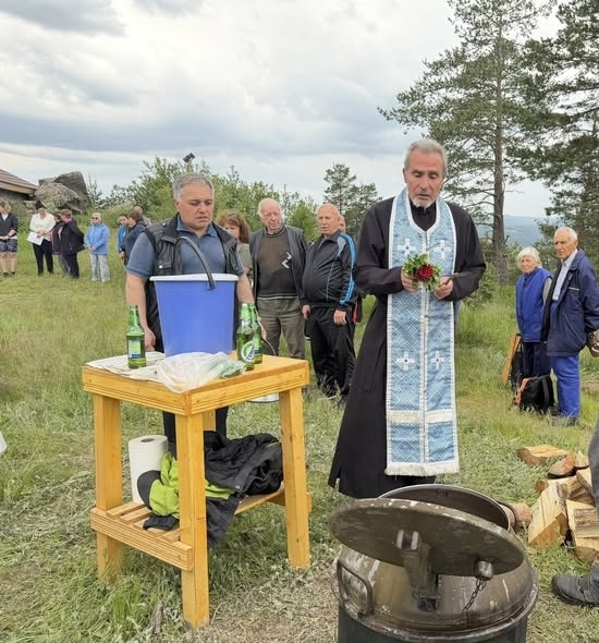 Село Драгушиново почете Светия Дух с курбан, водосвет и вековна традиция край параклиса