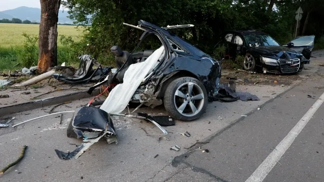 Тежка катастрофа с три коли и автобус в София: Двама загинали и много ранени (ОБНОВЕНО) 