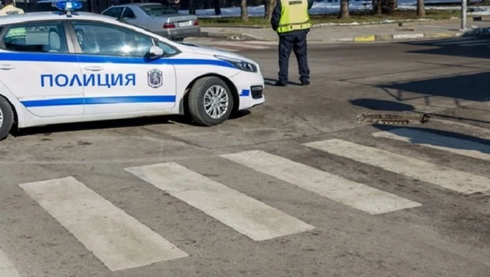 Мерцедес се вряза в спрял автомобил на пешеходна пътека в Кюстендил, водачката му с наранявания