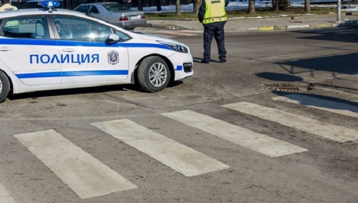 Мерцедес се вряза в спрял автомобил на пешеходна пътека в Кюстендил, водачката му с наранявания
