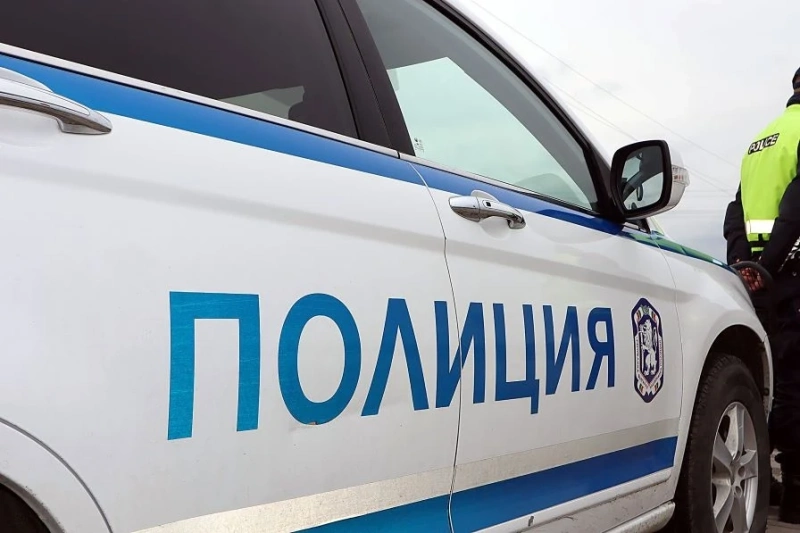 Шофьор не спази дистанция и удари пасат край Лешница