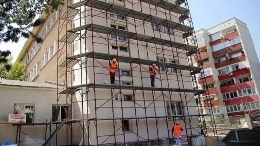 Бременна жена и непълнолетна замесени в кражбата на строителна техника в Благоевград, издирват мъжа с тях