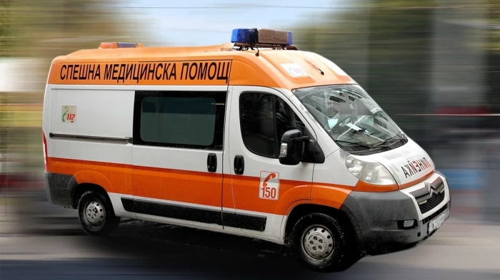 39-годишен изскочи внезапно на пътя и се блъсна в товарен автомобил, с фрактура на черепа е