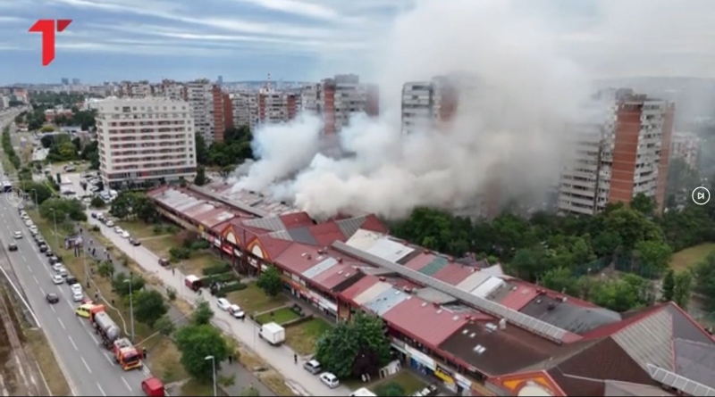 Голям пожар изпепели около 70 магазина в мол в Белград (видео)