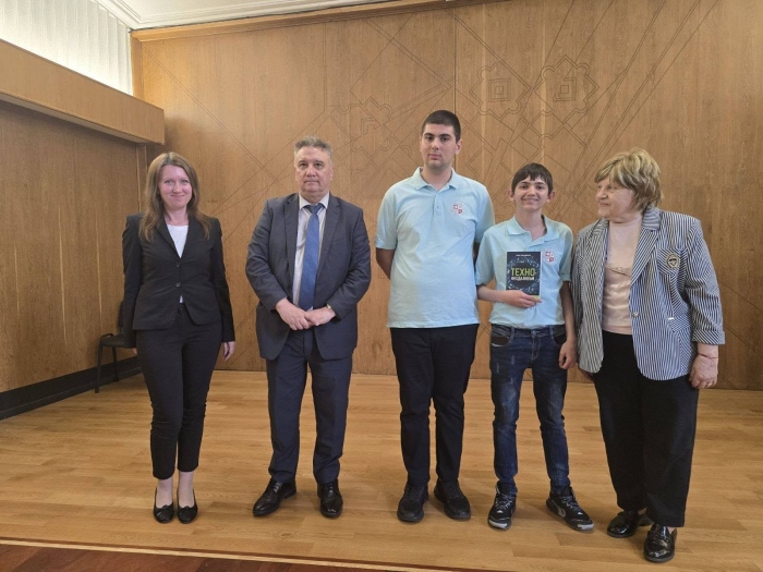 Гимназистите Даниел Динков и Петър Петров от Механото в Дупница с грамота от конкурса „Млад икономист – 2026“