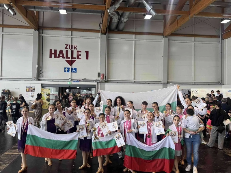 Два пъти химнът на България прозвуча в Австрия: Танцьори от Разлог, Банско и Благоевград покориха Европа