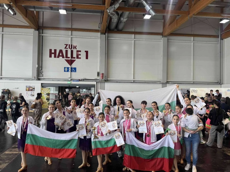 Два пъти химнът на България прозвуча в Австрия: Танцьори от Разлог, Банско и Благоевград покориха Европа