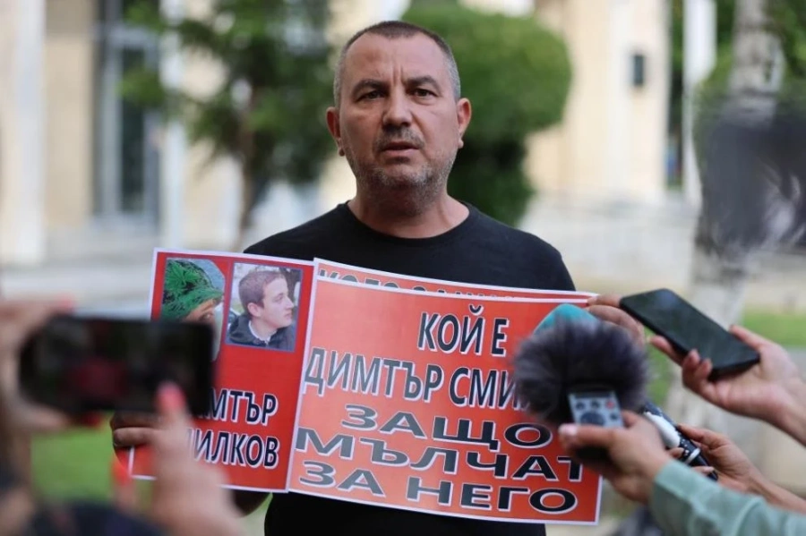 На бдение в Благоевград: Бащата на Ивана поиска пълната истина за смъртта на дъщеря си, настоява за ексхумация и допълнителни експертизи