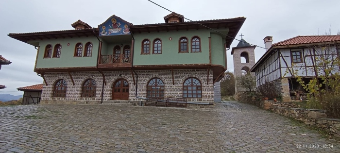 Огнеборци спасиха манастир в земенското село Смиров дол