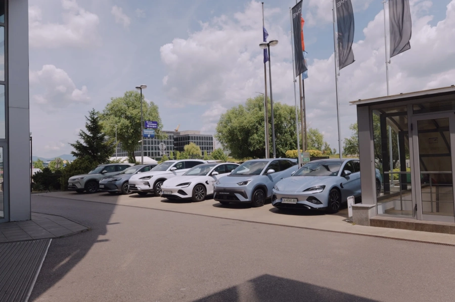 Международната делегация на проекта „Marco Polo Drive“ посети шоурума на BYD в София