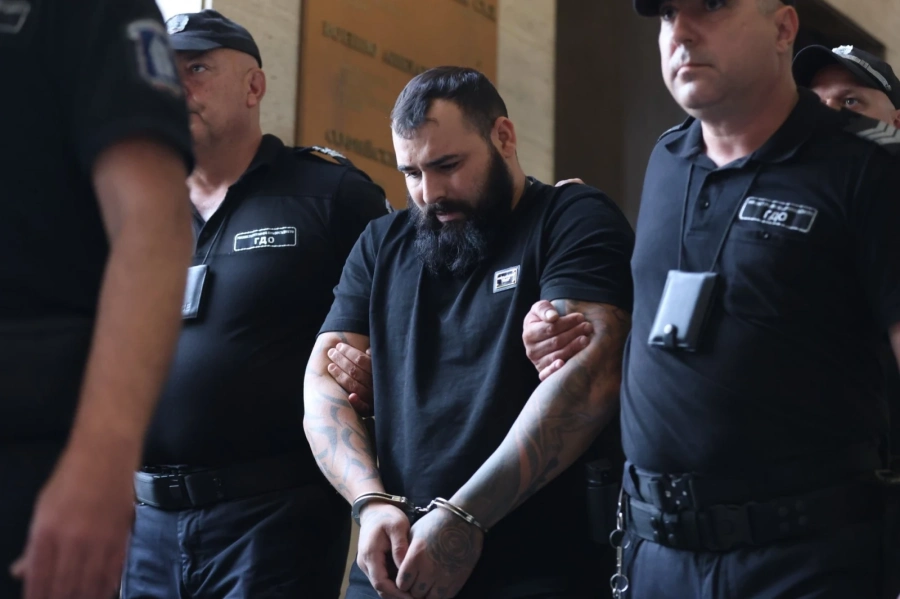 Шофьорът, забил се в автобус на \