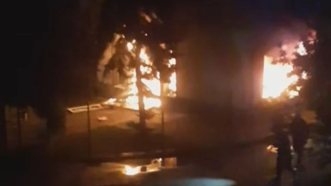 Голям пожар изпепели шивашко ателие в Перник, разследва се умишлен палеж