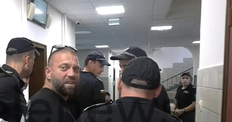 Съдът в Пазарджик решава дали тиктокъра Стоян Колев да остане в ареста, негови близки организират протест