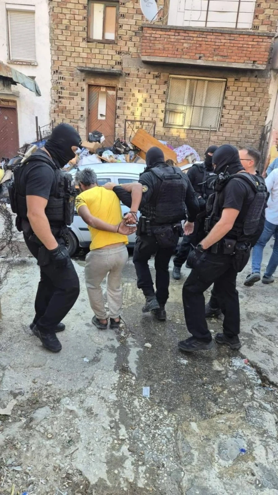 Мащабна спецакция на полицията в Пещера 