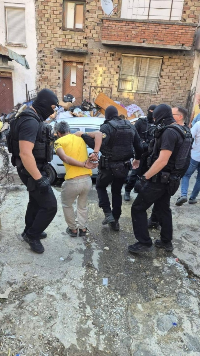 Мащабна спецакция на полицията в Пещера 