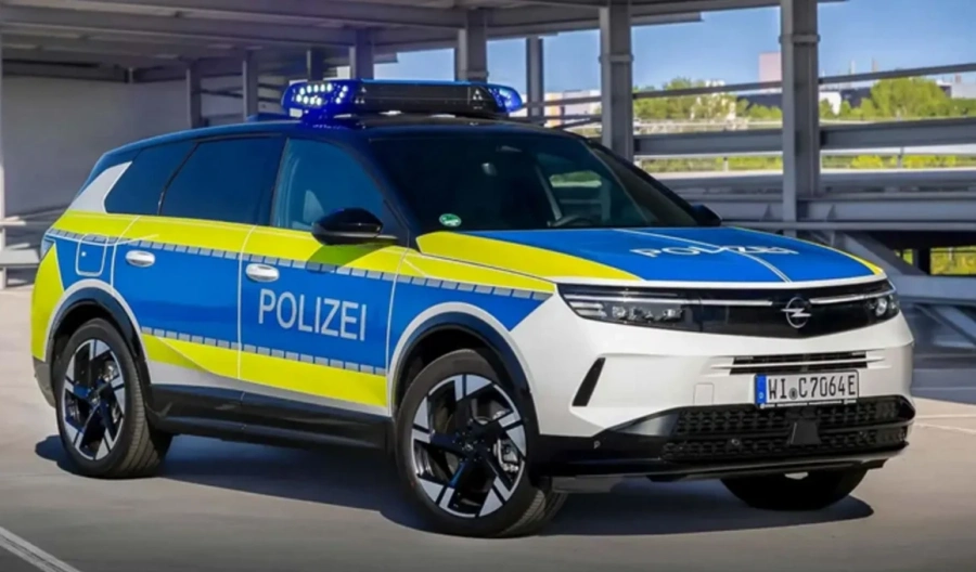 Opel сменя полицейските „астри“ с новия Grandland