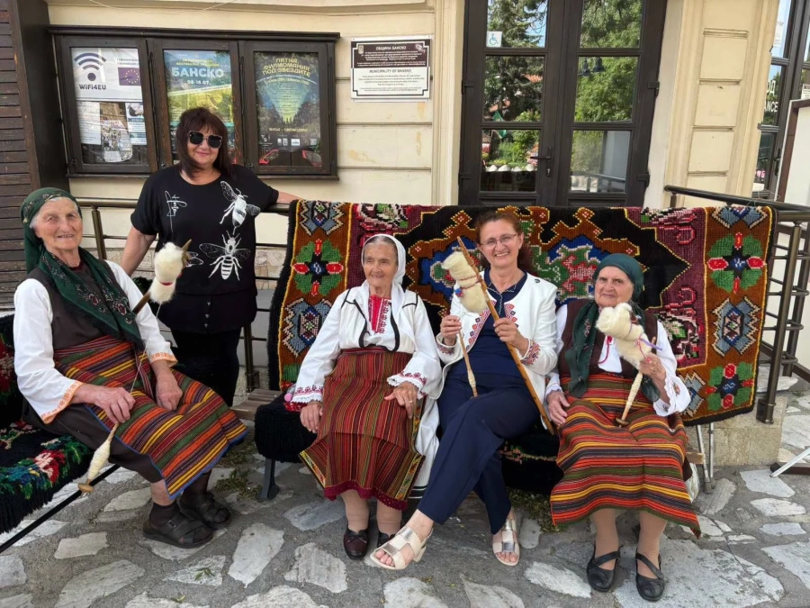 Филми, фолклор и занаяти събраха стотици на площад „Възраждане“ в Банско