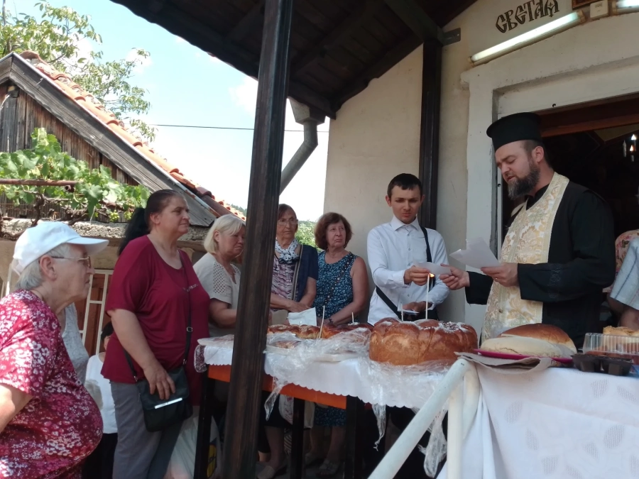 Десетки дупничани почетоха света Неделя