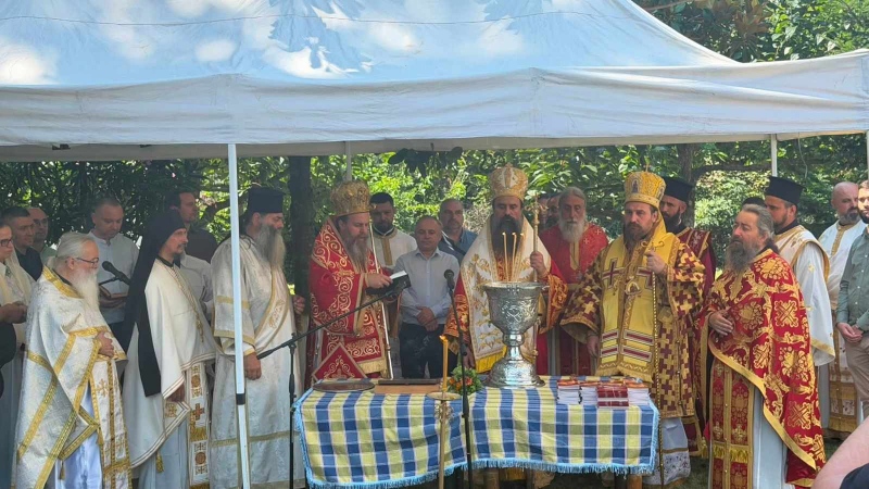 Патриарх Даниил благослови Лешница за 100-годишнината на храма, дари икона и кръст (ОБНОВЕНО)