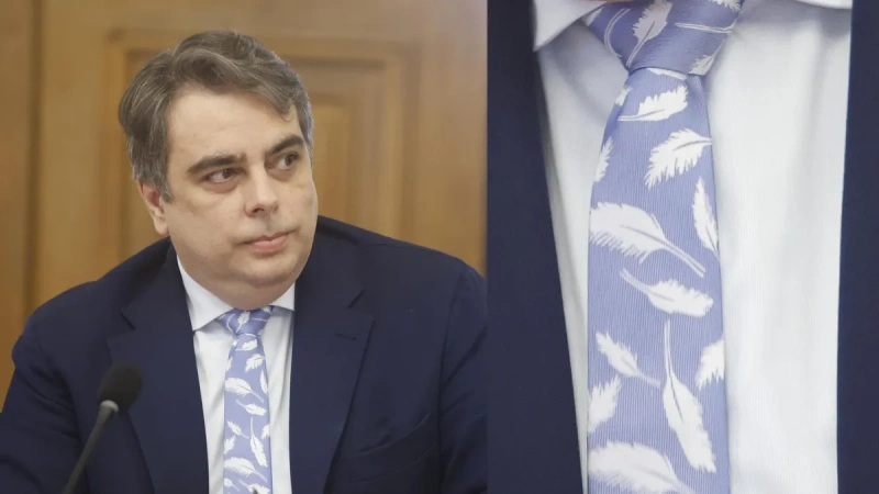 Асен Василев сложи вратовръзка с пера за второто четене на бюджета на Гълъб Донев