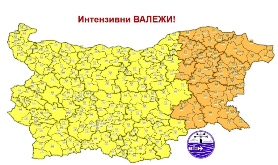Двойно предупреждение за опасно време! Интензивни валежи, гръмотевични бури и градушки ще се изсипят над България