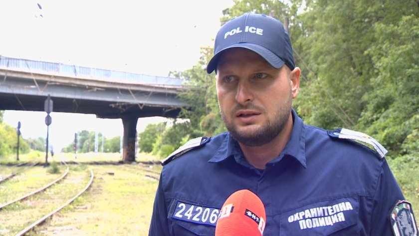 „Имаш цял живот пред себе си“: Полицай извън смяна предотврати самоубийство на 17-годишно момиче