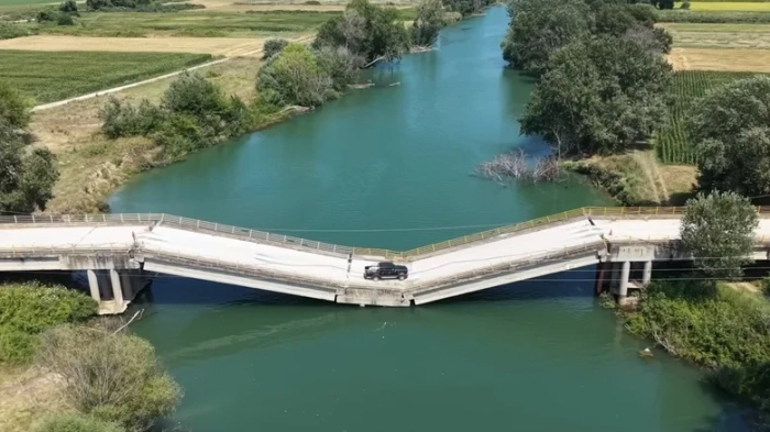Туристи рискуват живота си заради опасен мост в Гърция