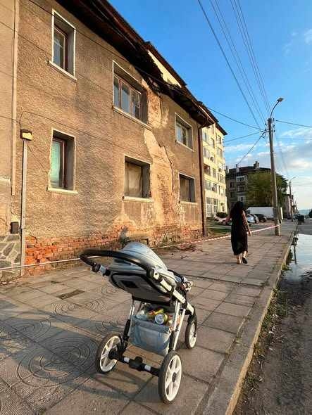 Дупничани сочат проблеми в града: Общинска сграда на ул. „Св. Ив. Рилски“ се руши и е опасна, градът тъне в мръсотия и боклуци