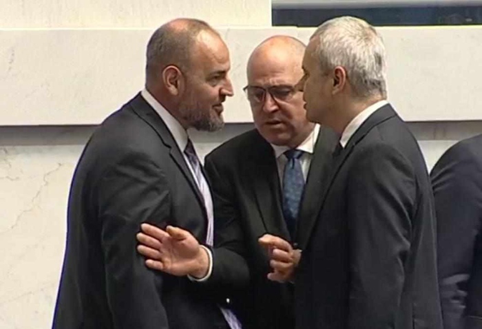 Парламентът кипна: трима депутати наказани след обиди от трибуната