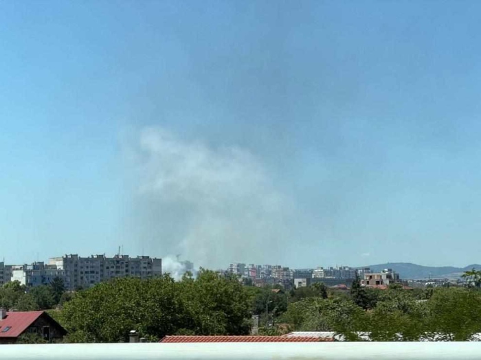 Огнено зарево над София: Голям пожар пламна между „Люлин“ и „Модерно предградие“