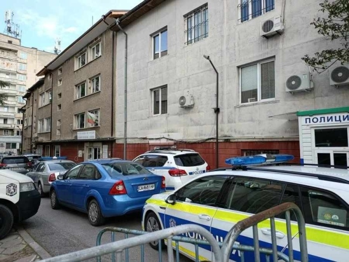 30-годишен мъж заплашва майка си и полицаи в Дупница, прибраха го в ареста