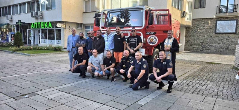 С нова техника и пожарна! Разлог подсили своите доброволци в битката с огъня