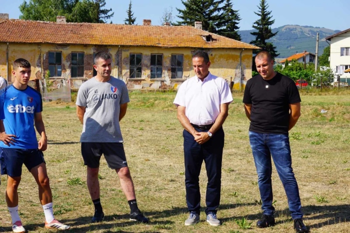 Юношата на Пирин Андреа Николов подписа с Миньор