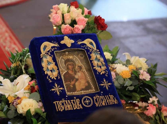 Стотици вярващи се поклониха пред чудотворната икона „Света Богородица – Хавайска“ в София