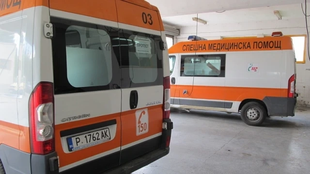Млад водач и 18-годишна пострадаха тежко след удар на БМВ в бетонна стена край Брезница