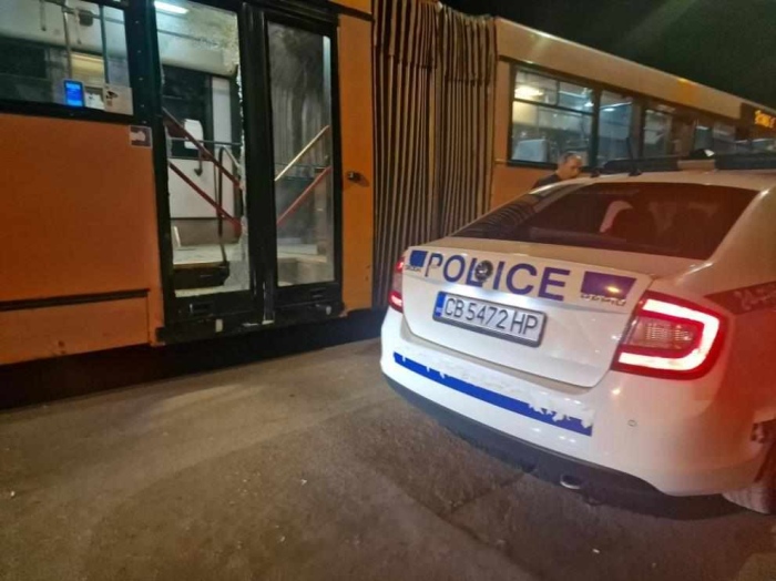 Повдигнаха обвинение на 17-годишния, пребил шофьор на автобус и потрошил превозното средство