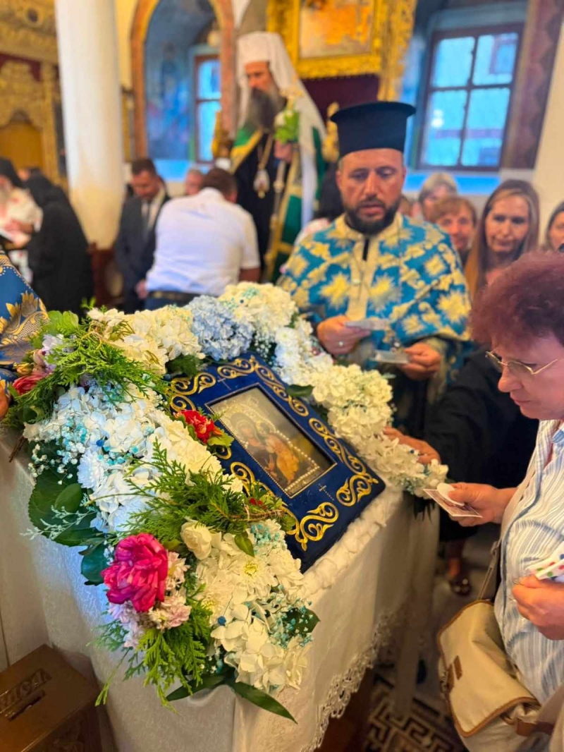 Стотици миряни посрещнаха чудотворната Хавайска мироточива Иверска икона на Пресвета Богородица в Самоков