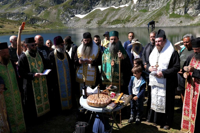 (СНИМКИ) Патриарх Даниил отслужи водосвет при езерото Бъбрека: \