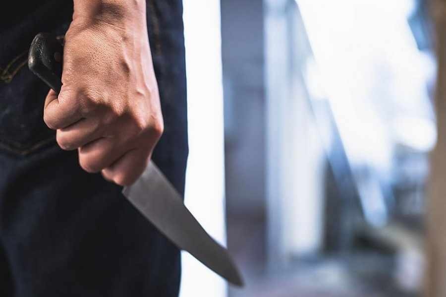 Тежки случаи на домашно насилие в Радомирско: Намушкаха жена с нож във врата, 18-годишна е бита от баща си