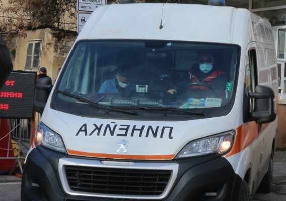 Работник е с опасност за живота след падане от полуремарке в Костинброд