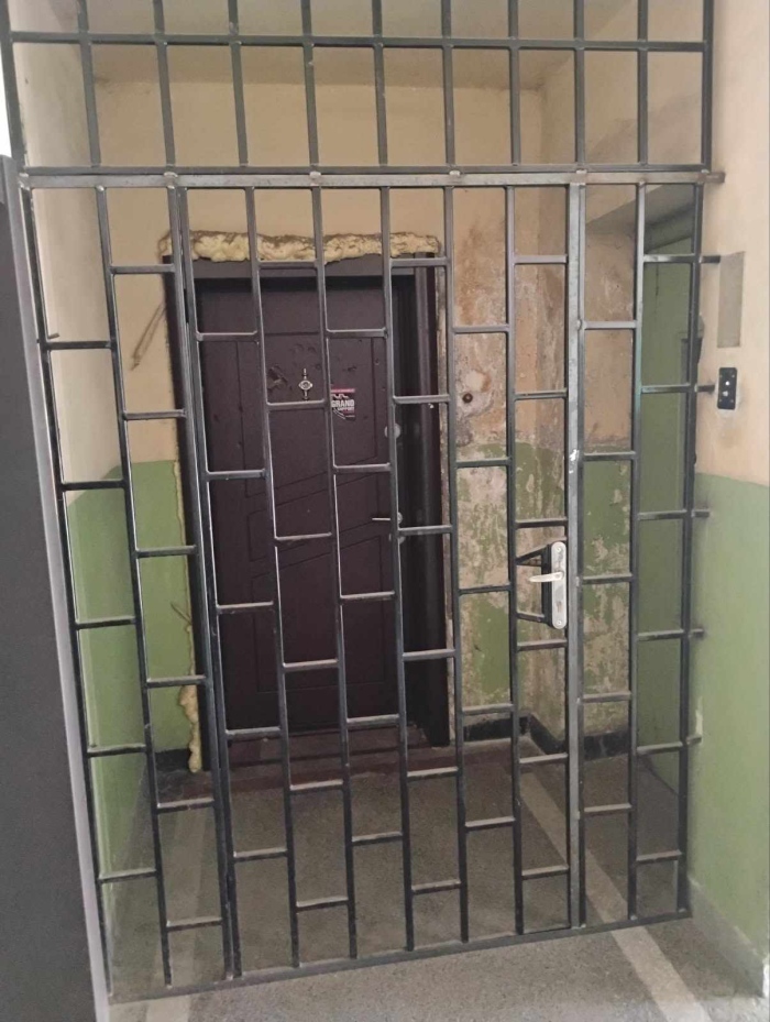 Заключена решетка пред асансьора в Перник: живущи твърдят, че са блокирани пред собствения си етаж