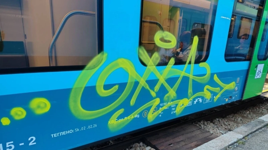 Само дни след пускането: Нова мотриса на БДЖ осъмна изрисувана с графити в Благоевград