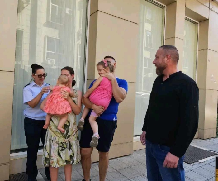Трогната майка благодари на двама пловдивски полицаи, спасили бебето й 