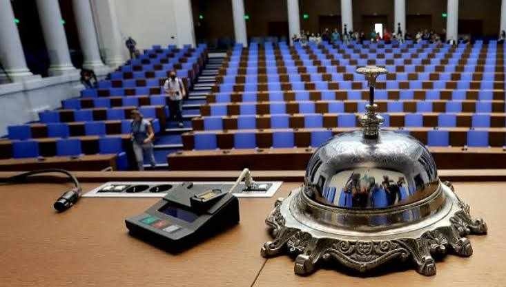  Парламентът се връща от ваканция за извънредно заседание, обсъжда ключови промени в Плана за възстановяване