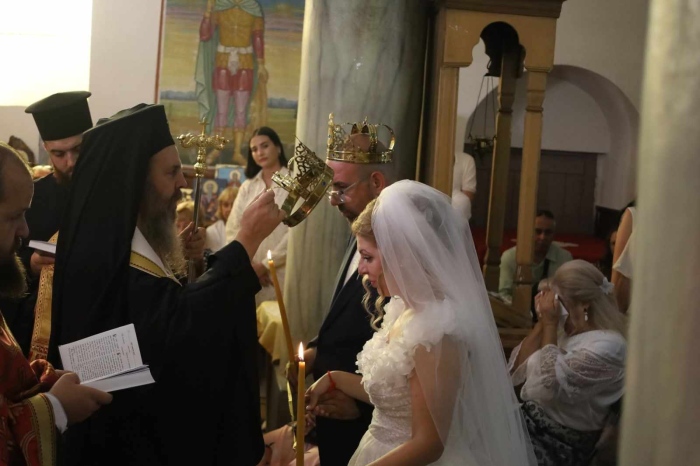 Честито! Неврокопският митрополит венча Снежина и Ивайло в 180-годишния храм в Брежани