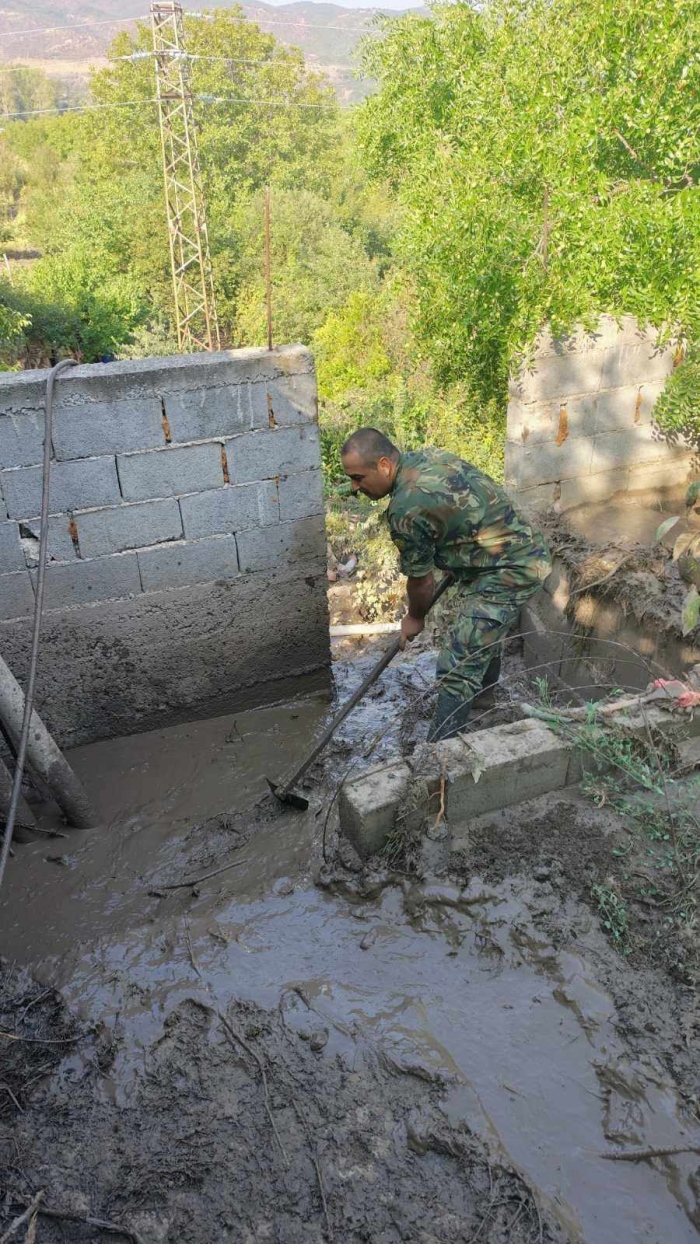 Военни се включиха в разчистването на Струмяни след голямото наводнение