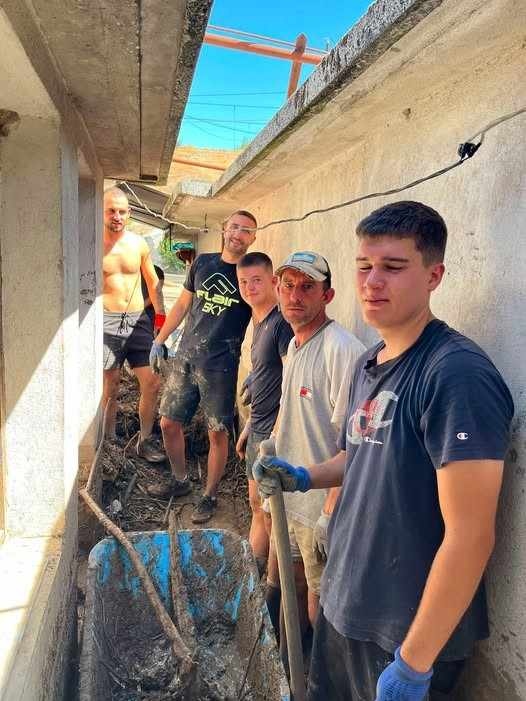 Респект! Сърцати младежи запретнаха ръкави и помагат на бедстващото  семейство Илиеви от Струмяни