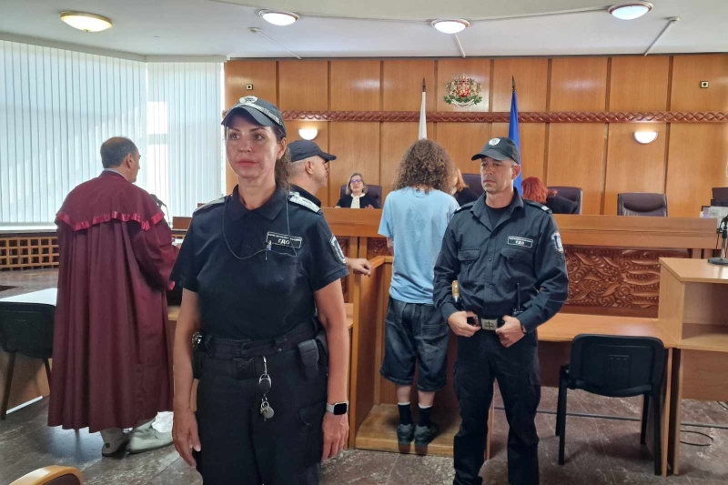 15-годишен поиска свобода след смъртта на Георги в Пловдив, протестиращи го посрещнаха с \