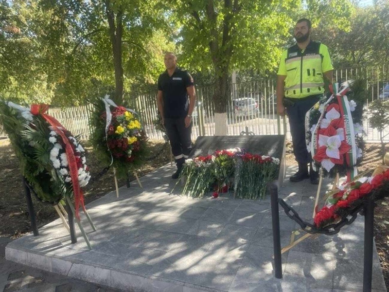 (ОБНОВЕНА) 27 години от трагедията в „Мини Бобов дол“: Почeтоха паметта на шестимата загинали служители на МВР