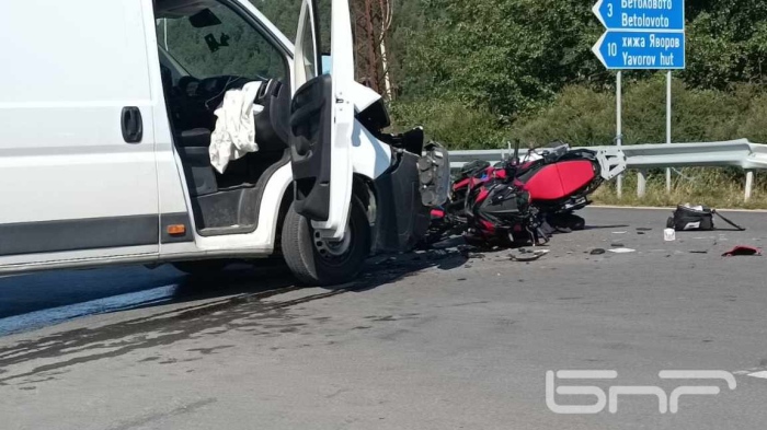 Отнето предимство е довело до фаталния сблъсък край Разлог, спътничката на загивалия моторист е  с опасност за живота 